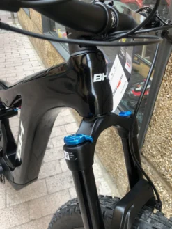 BH ATOMX LYNX CARBON PRO 8.4 -La-madrilena Ventas Bicicleta electrica BH ATOMX LYNX PRO 8.4 ER845 rotated 1