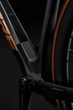 LAPIERRE XELIUS SL 75th 39 LAPIERRE XELIUS SL 75th -La-madrilena Ventas PEDALLIERFINAL scaled 1