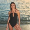 Maillot De Bain Une Pièce élégant Noir Cou Haut Avec Bijou Pure Elégance